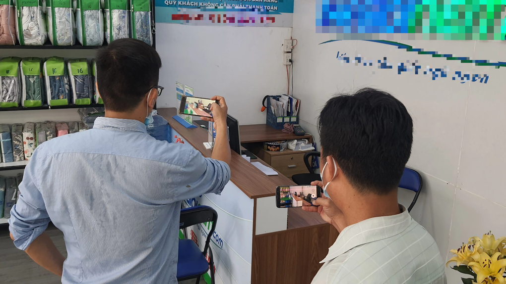Kẻ trộm vào cửa hàng lấy điện thoại, ví tiền giữa ban ngày - 2 Kẻ trộm vào cửa hàng lấy điện thoại, ví tiền giữa ban ngày - 2