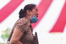 Bà ngoại bé 8 tuổi bị bạo hành tử vong... khóc nức nở khi nghe tòa tuyên án