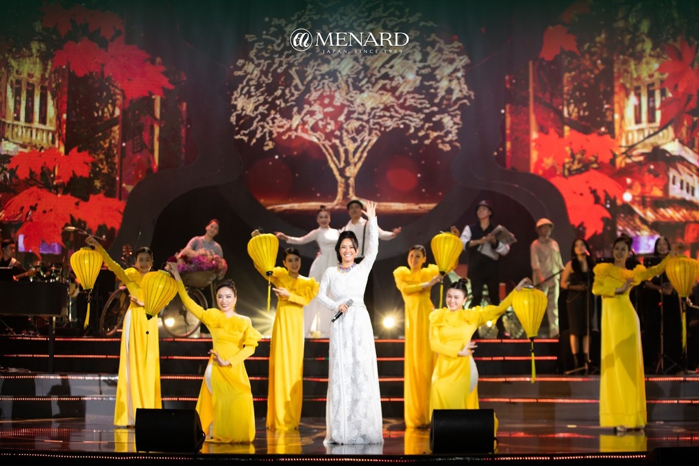 Hồng Nhung mang không gian mùa thu Hà Nội lên sân khấu - 1 Hồng Nhung mang không gian mùa thu Hà Nội lên sân khấu - 1