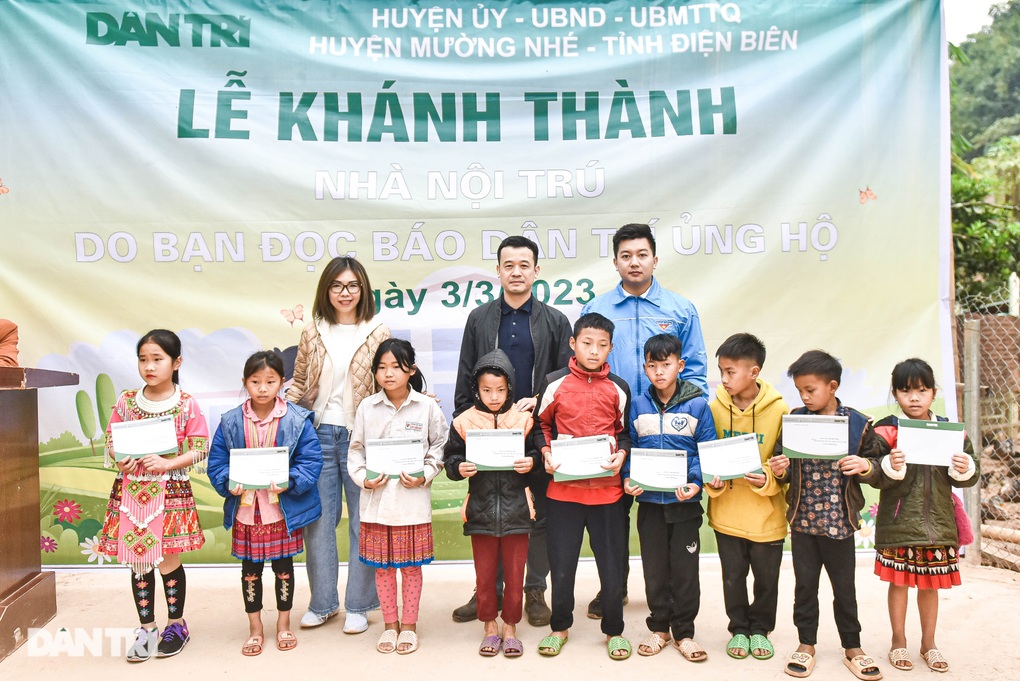 Bạn đọc Dân trí mang niềm vui có giường riêng đến học sinh bản nghèo - 7 Bạn đọc Dân trí mang niềm vui có giường riêng đến học sinh bản nghèo - 7