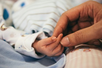 Sống chung với khói thuốc, nhiều phụ nữ trẻ âm thầm mất dần khả năng làm mẹ