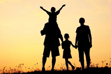 Làm người hùng với người lạ hay người hèn với người thương?