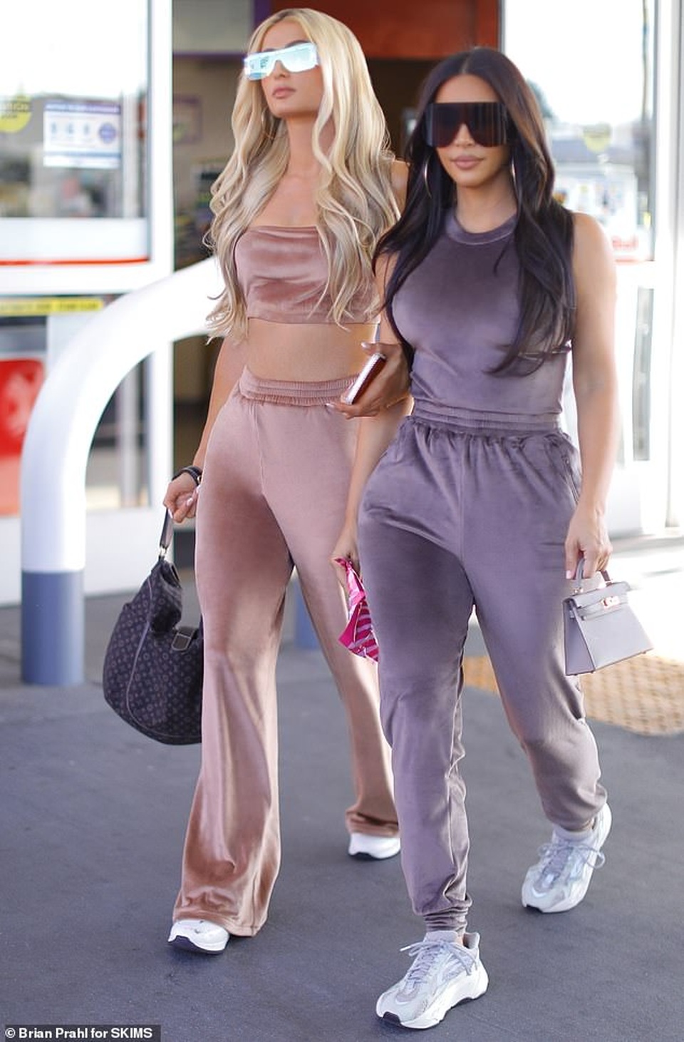 Paris Hilton khoe eo thon bên Kim Kardashian - 1 Paris Hilton khoe eo thon bên Kim Kardashian - 1