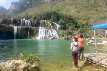 Nhộn nhịp du xuân Thác Bản Giốc