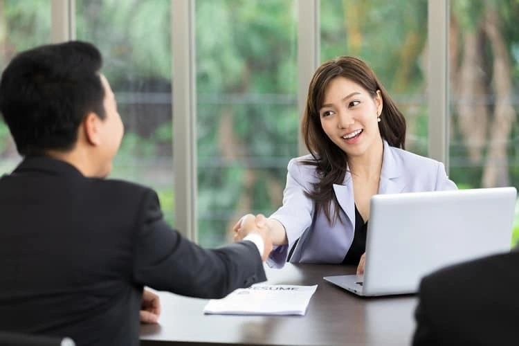 Cán bộ nghỉ việc sang làm tư nhân, sốc vì phải quyết nhanh, làm ngay