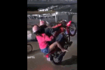 Nổi bật tuần qua: Trổ tài "bốc đầu" xe máy khi chở bạn gái và cái kết ê chề