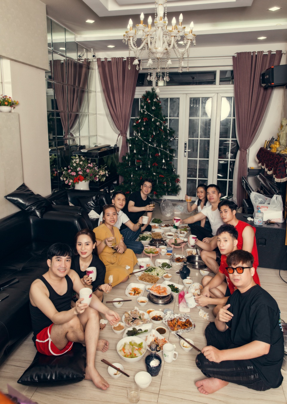 Quang Hà mở tiệc đón giáng sinh tại gia cùng dàn sao Việt - 7 Quang Hà mở tiệc đón giáng sinh tại gia cùng dàn sao Việt - 7