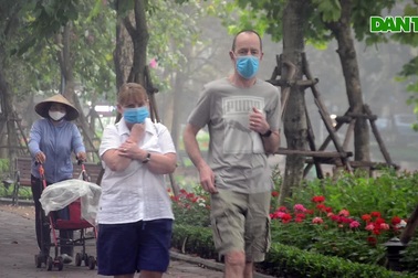 Ngày đầu phải đeo khẩu trang nơi công cộng: Người chấp hành, người thờ ơ