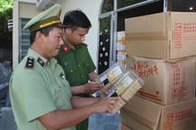 Phú Yên: Bắt giữ một xe container chở hàng trăm thùng bánh kẹo “lậu”