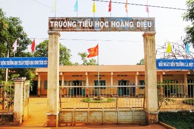 Cắt thi đua 3 giáo viên phạt học sinh… ăn ớt