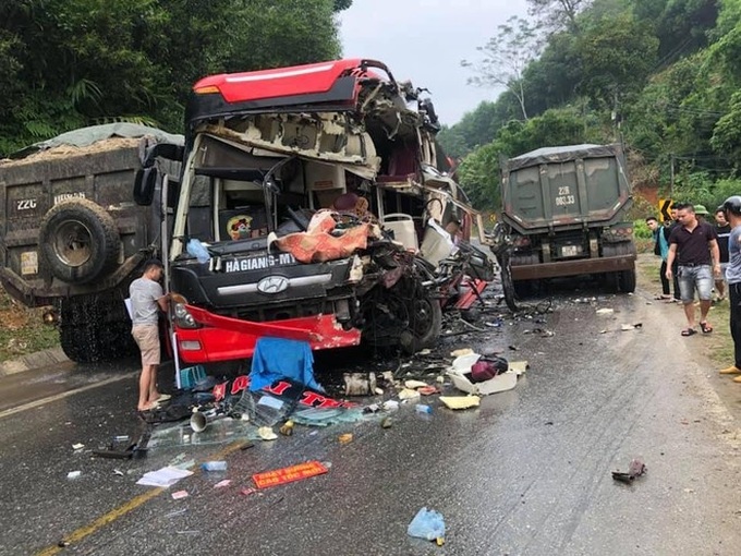 Tuyên Quang: Xe khách biến dạng hoàn toàn sau cú va chạm kinh hoàng với xe đầu kéo, nhiều người nhập viện cấp cứu - Ảnh 2.