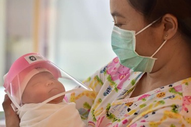 Y tá Thái Lan làm mặt nạ bảo hộ tặng trẻ sơ sinh