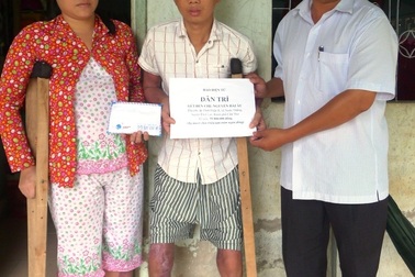 Trao gần 40 triệu đồng đến hoàn cảnh “vợ gãy chân, chồng bị điện giật”