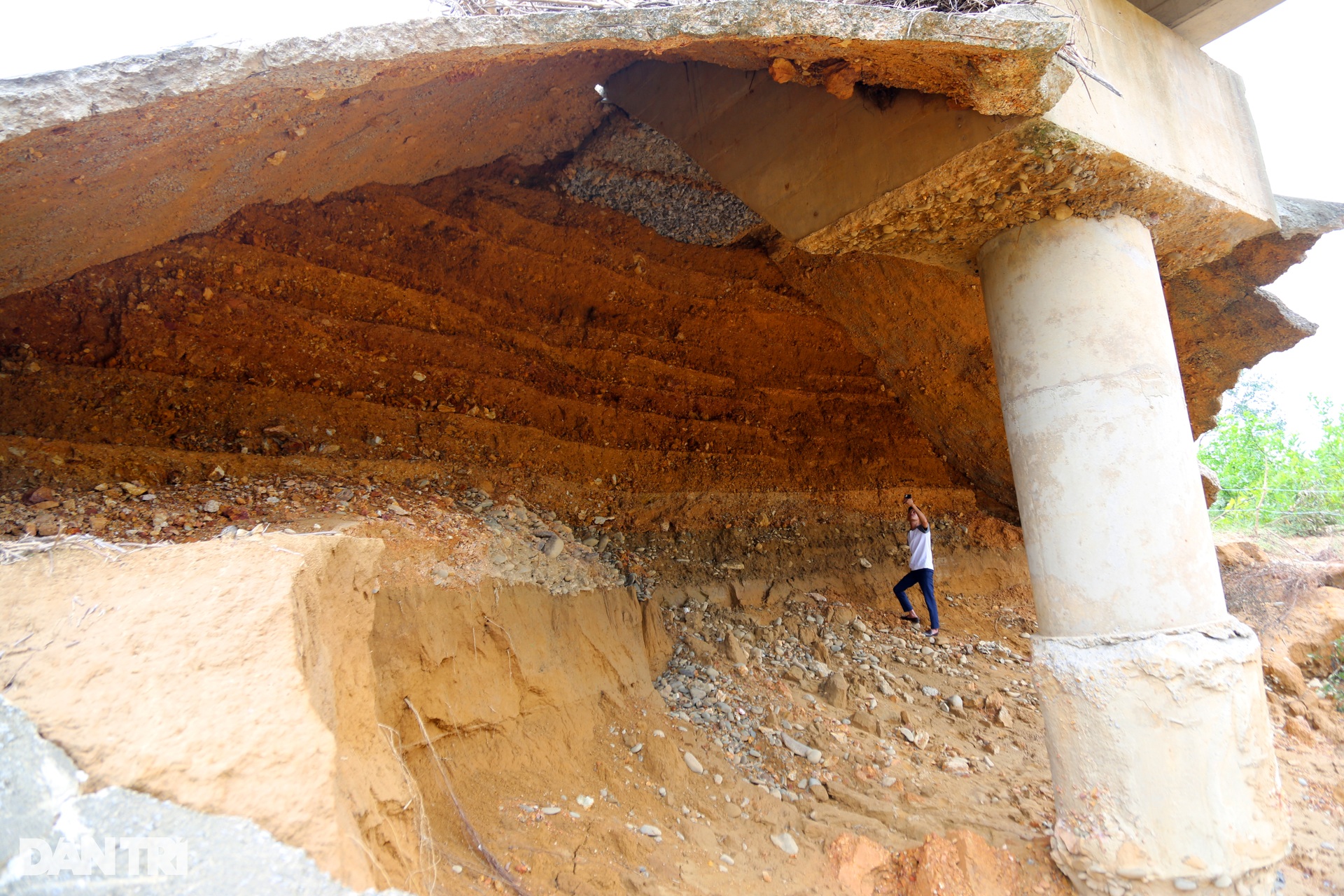 Mố cầu hở toác sau mưa lũ, hàng nghìn người bất an lo cầu sập - 5 Mố cầu hở toác sau mưa lũ, hàng nghìn người bất an lo cầu sập - 5