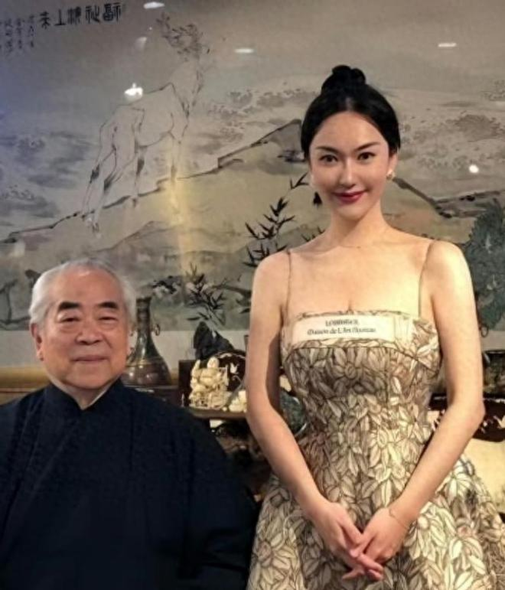 Nhà thư pháp 87 tuổi có con trai với vợ kém 50 tuổi, từ mặt con gái ruột - 1 Nhà thư pháp 87 tuổi có con trai với vợ kém 50 tuổi, từ mặt con gái ruột - 1