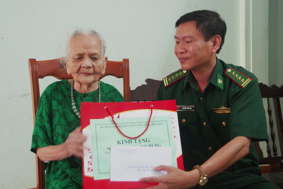 Bộ đội, Biên phòng thăm hỏi các gia đình mẹ Việt Nam anh hùng - 3 Bộ đội, Biên phòng thăm hỏi các gia đình mẹ Việt Nam anh hùng - 3