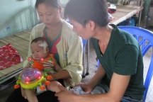 Thương bé San San 7 tháng tuổi bị nhiễm trùng máu nặng