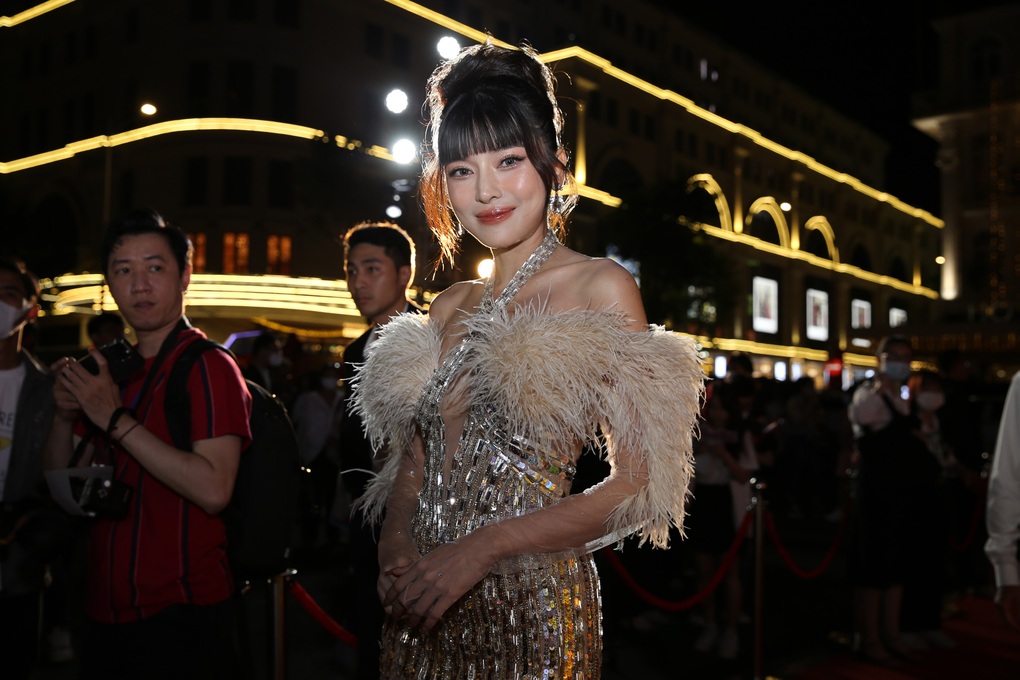 Minh Hằng mặc xuyên thấu, NSND Thu Hà khoe vai trần trên thảm đỏ Mai Vàng - 4