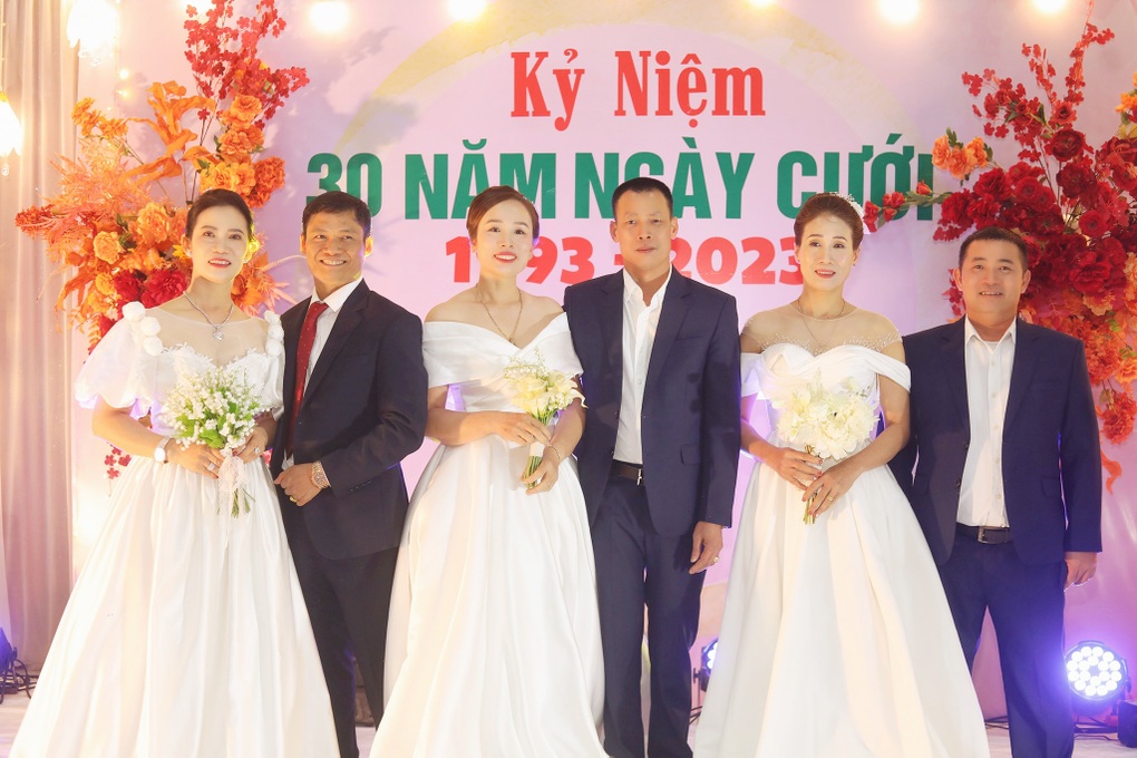 Cùng lấy chồng năm 1993, 30 năm sau 3 cô bạn cùng kỷ niệm ngày đặc biệt - 1