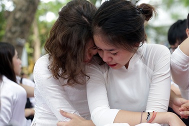 Những giọt nước mắt nghẹn ngào trong lễ bế giảng THPT Phan Đình Phùng