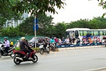 Hà Nội: CSGT lập chốt ngăn dắt bộ xe máy trên vỉa hè, người dân phá rào đối phó