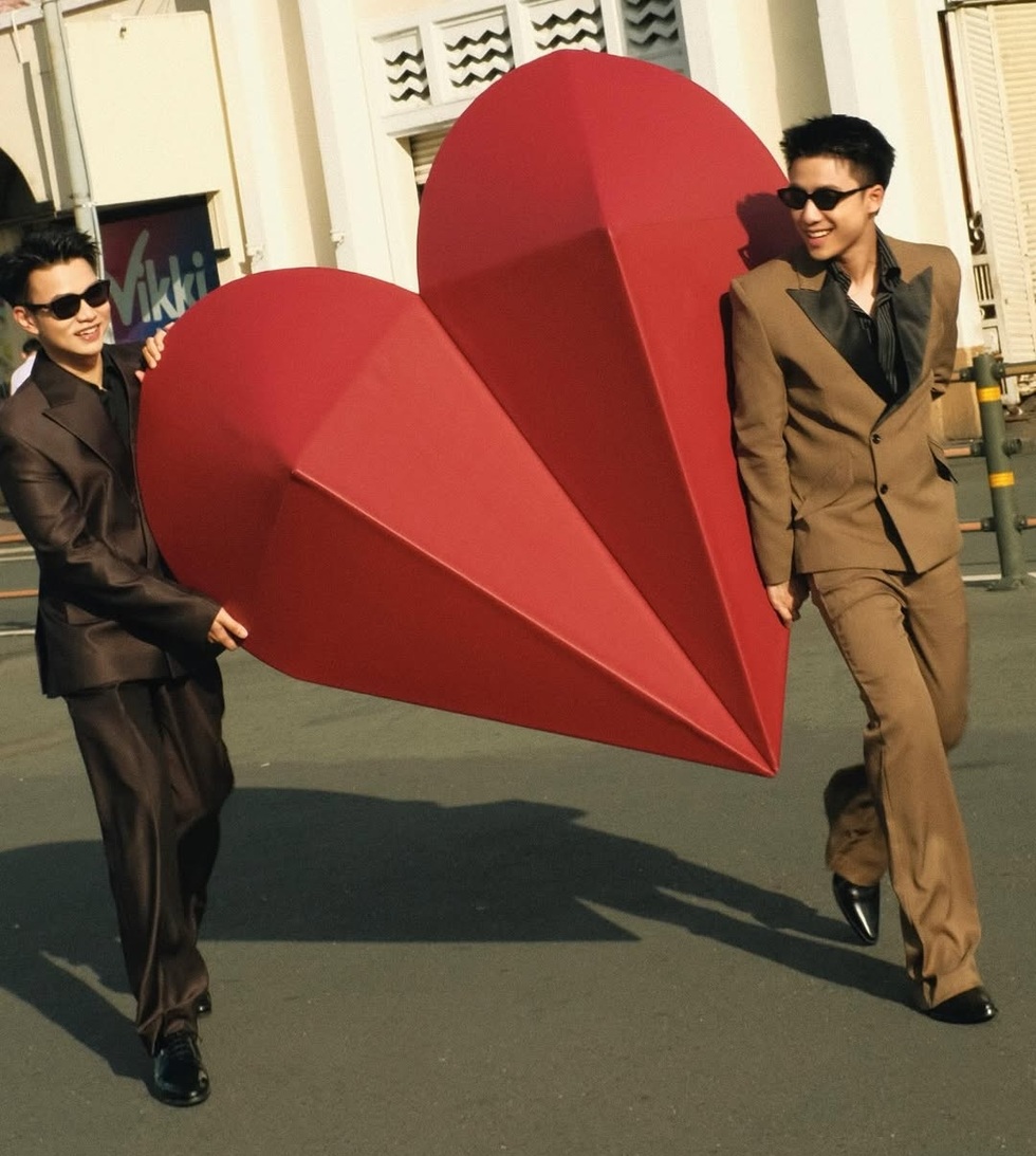 Fan bỏ tiền triệu, cặp LGBT hủy show: Tranh cãi mang tình cảm ra bán vé - 2 Fan bỏ tiền triệu, cặp LGBT hủy show: Tranh cãi mang tình cảm ra bán vé - 2