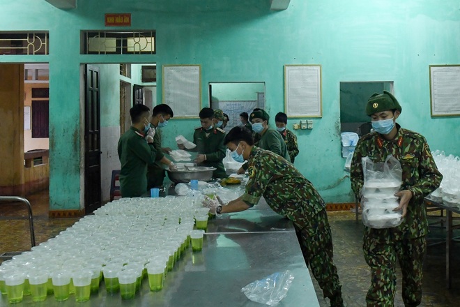 Chiến sĩ vội vã chuẩn bị hàng trăm suất cơm trong khu cách ly tại Lạng Sơn - 18 Chiến sĩ vội vã chuẩn bị hàng trăm suất cơm trong khu cách ly tại Lạng Sơn - 18