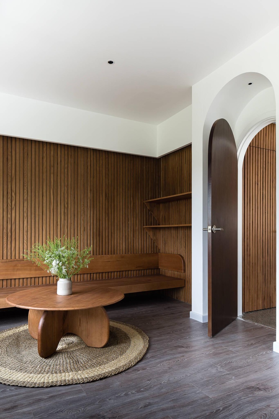 Nhà mang phong cách Thụy Điển ngập ánh sáng và cây xanh của vợ chồng trẻ - 13