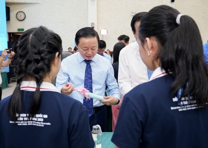 Trẻ em trao thông điệp Diễn đàn trẻ em quốc gia lần thứ VII tới các đồng chí lãnh đạo.