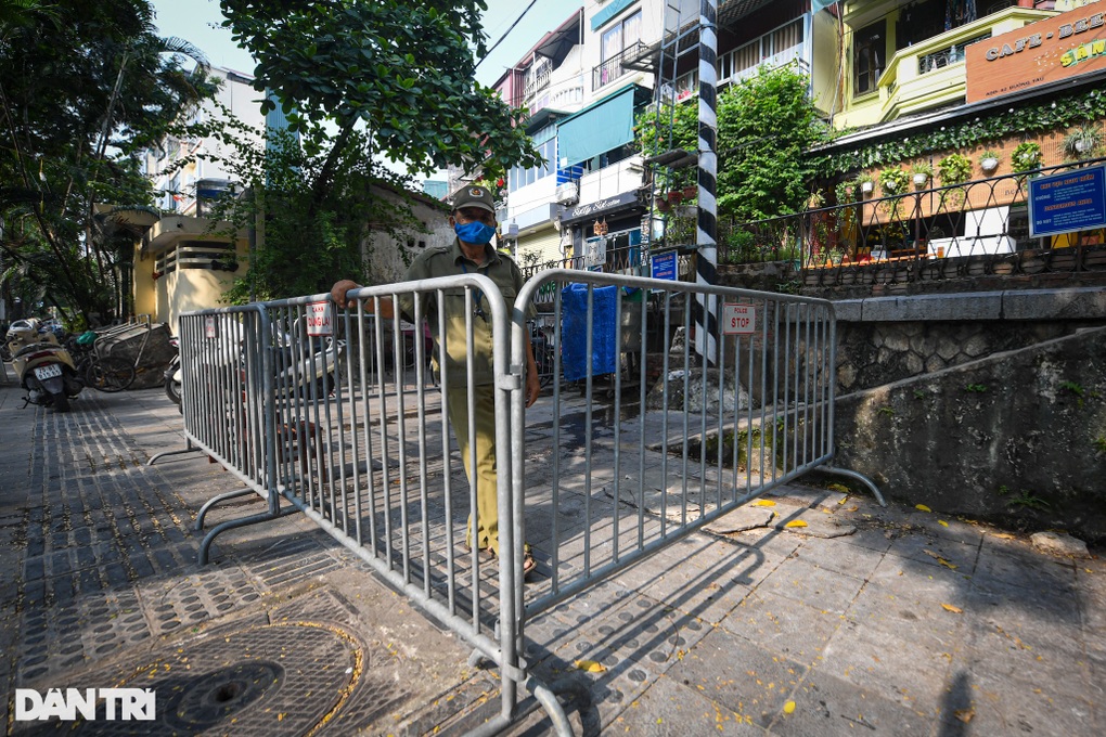 Hà Nội dựng hàng rào phong tỏa phố cà phê đường tàu - 3 Hà Nội dựng hàng rào phong tỏa phố cà phê đường tàu - 3