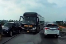 Lái xe khách vượt ẩu bị người dân "mách" Cục trưởng CSGT