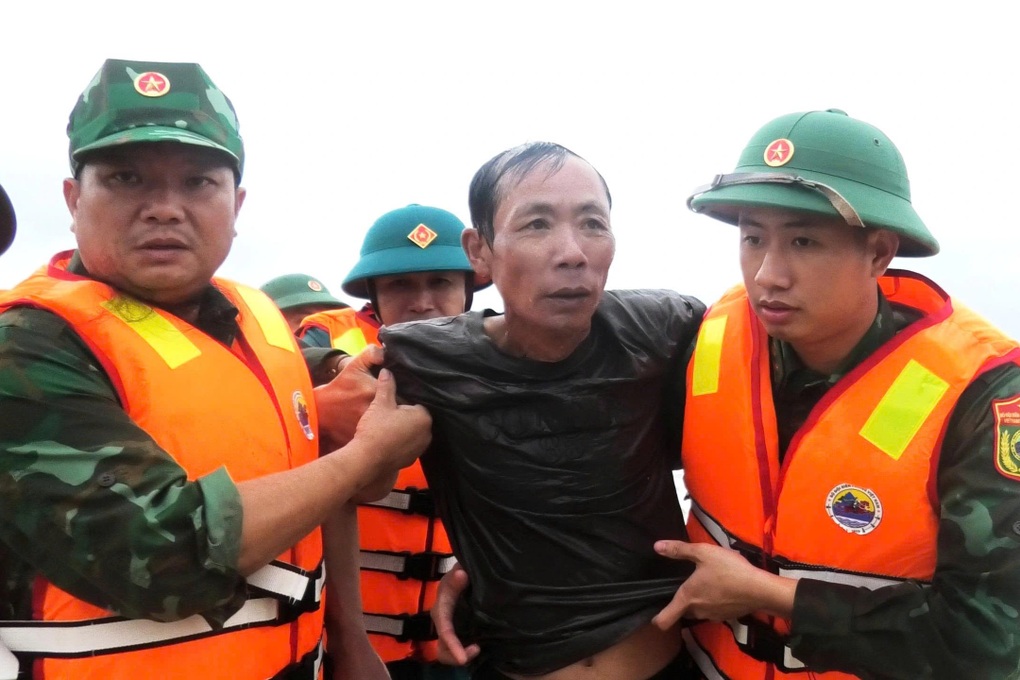 Tàu cá chìm ở cửa biển Nhật Lệ, 8 ngư dân được cứu - 2 Tàu cá chìm ở cửa biển Nhật Lệ, 8 ngư dân được cứu - 2