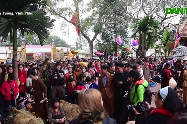 Vĩnh Phúc: Người dân nô nức xem lễ hội có trai giả gái gieo hạt