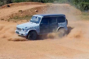 Xe điện Mercedes-Benz EQG phô diễn khả năng quay tròn tại chỗ như xe tăng