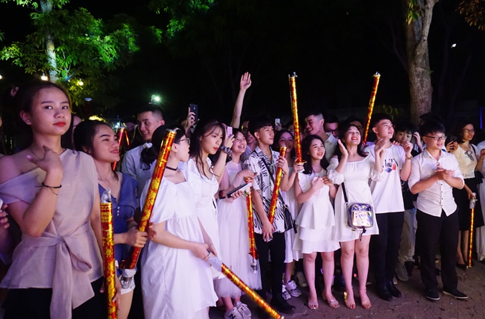Người thợ xây rưng rưng nhận đóa hoa tri ân của con gái - 7 Người thợ xây rưng rưng nhận đóa hoa tri ân của con gái - 7