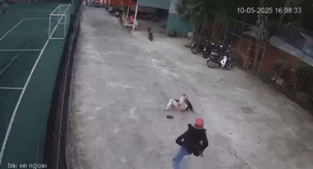 Người đàn ông đội tóc giả, chích điện 2 người dân ở Phú Quốc do ghen tuông - 2 Người đàn ông đội tóc giả, chích điện 2 người dân ở Phú Quốc do ghen tuông - 2
