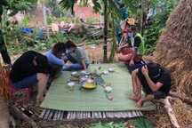 Trốn sau đống rơm nhậu khi đang giãn cách xã hội