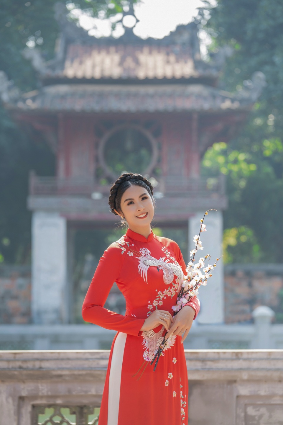 Hoa hậu Ngọc Hân mặc áo dài, dạo Văn Miếu ngày đầu năm - 4 Hoa hậu Ngọc Hân mặc áo dài, dạo Văn Miếu ngày đầu năm - 4