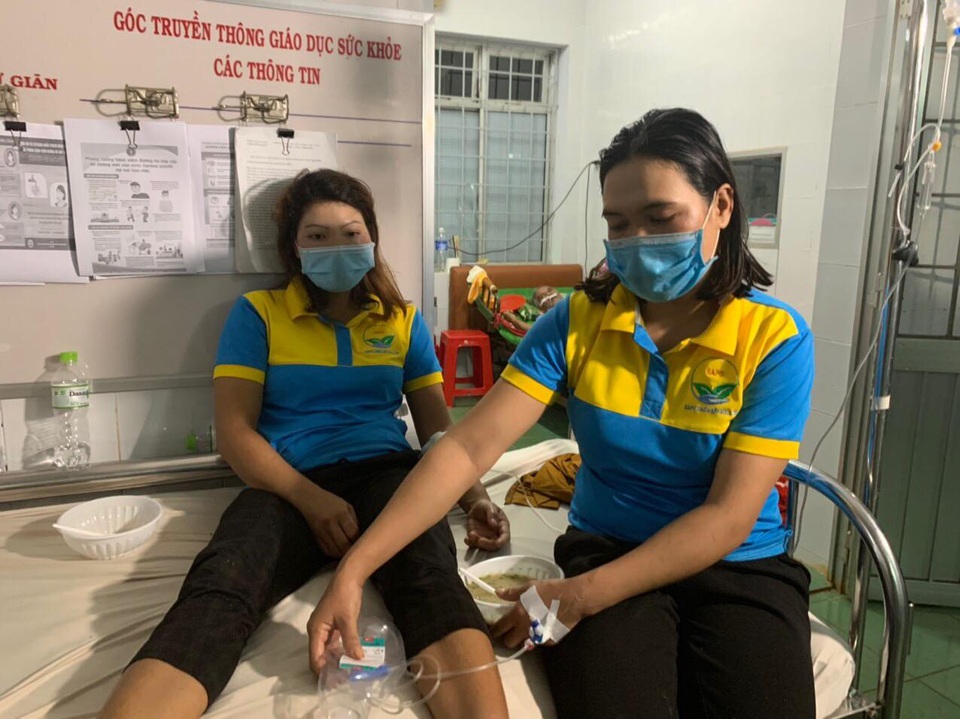 Hàng chục công nhân nhập viện sau ăn bánh mì - 2 Hàng chục công nhân nhập viện sau ăn bánh mì - 2