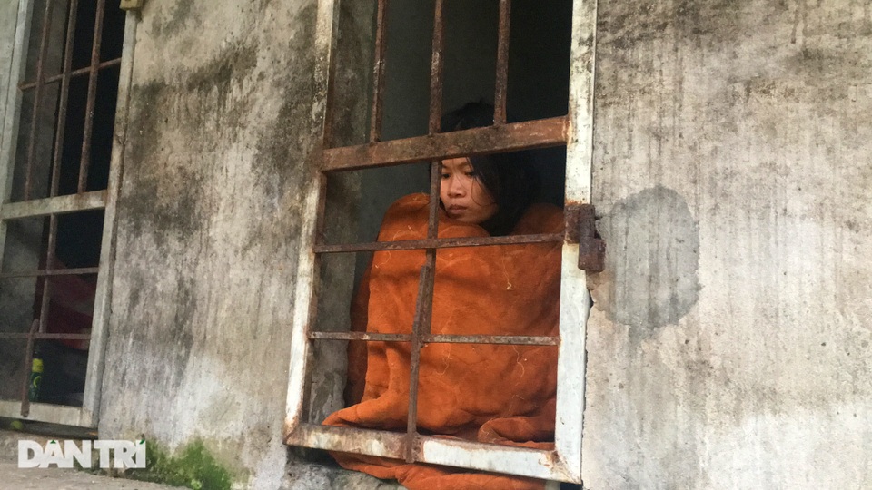 Thương cảnh mẹ già đau xé lòng nhốt 2 con tâm thần suốt 10 năm - 5 Thương cảnh mẹ già đau xé lòng nhốt 2 con tâm thần suốt 10 năm - 5