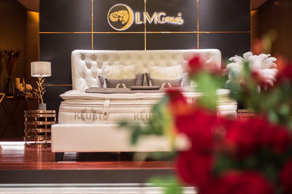 Thử làm ông vua bà hoàng tại showroom sở hữu chiếc nệm hơn 1 tỷ đồng - 3 Thử làm ông vua bà hoàng tại showroom sở hữu chiếc nệm hơn 1 tỷ đồng - 3