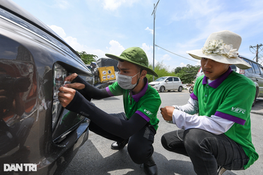 Bộ Giao thông ra "tối hậu thư" vụ "cưỡng bức" dán gần 40.000 thẻ ETC