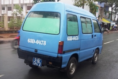 Xe biển xanh chạy loanh quanh... bán bia!