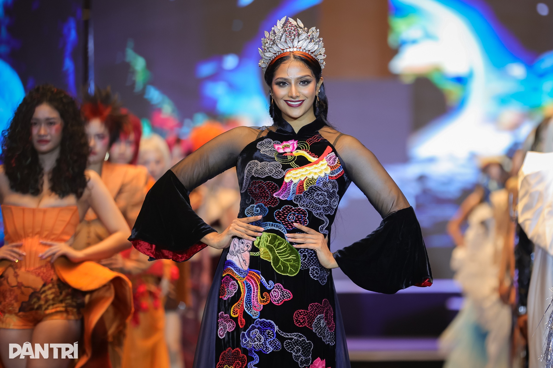 Hoa hậu Sắc đẹp Quốc tế ngưỡng mộ lòng yêu nước của người Việt Nam - 5