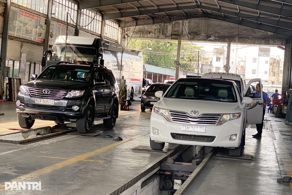 Một tuần bỡ ngỡ của chủ xe khi đăng kiểm ô tô theo quy trình mới ở TPHCM - 3