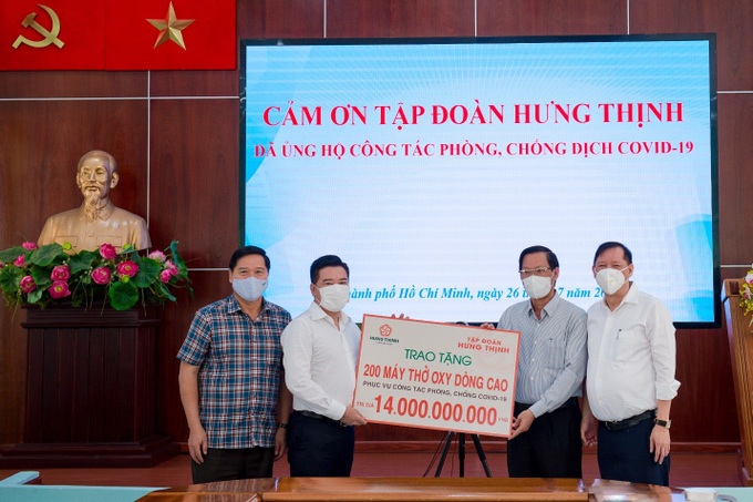 Một tập đoàn trao tặng 200 máy thở oxy dòng cao cho TP.HCM - Ảnh 1.