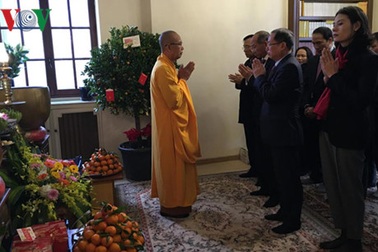 Nét đẹp tâm linh của người Việt tại Pháp ngày đầu năm