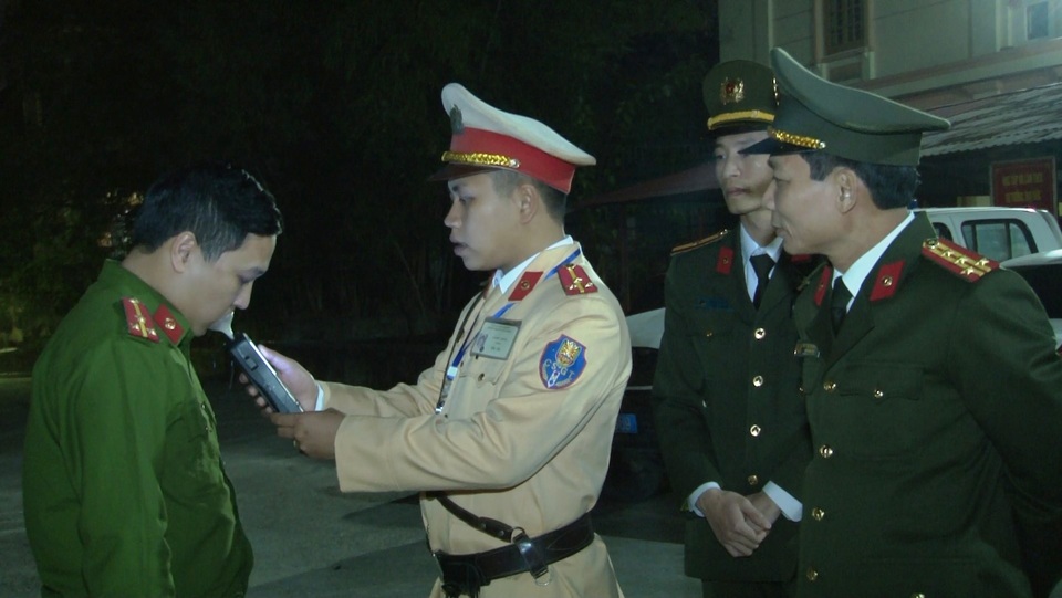 Đoàn kiểm tra nồng độ cồn đặc biệt của Công an Ninh Bình - 3 Đoàn kiểm tra nồng độ cồn đặc biệt của Công an Ninh Bình - 3