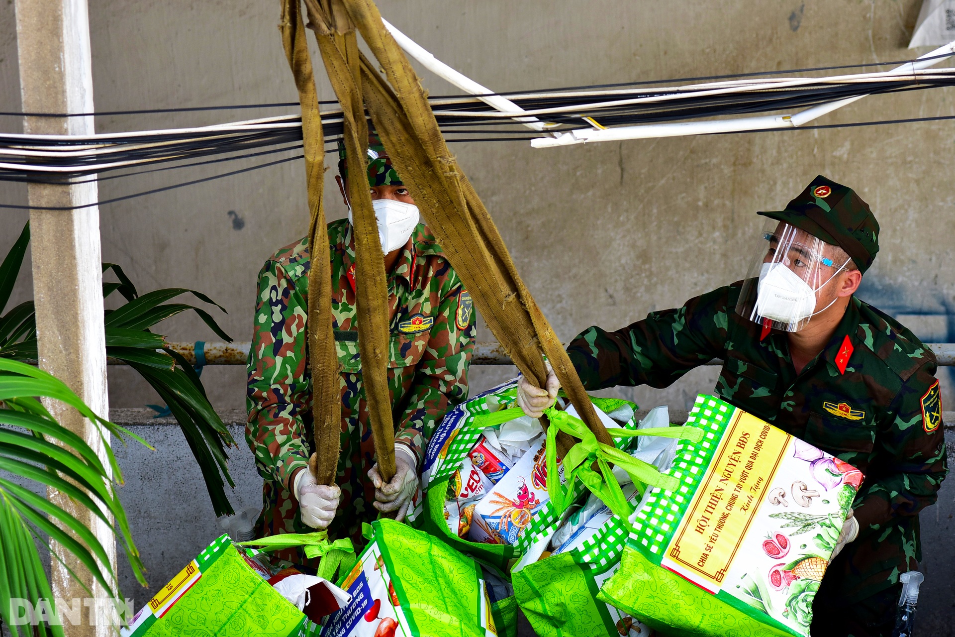 Dùng xe cẩu vận chuyển nhu yếu phẩm tới người dân sống tại chung cư TPHCM - 7