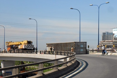 Container văng xuống đường, hàng trăm người khiếp vía